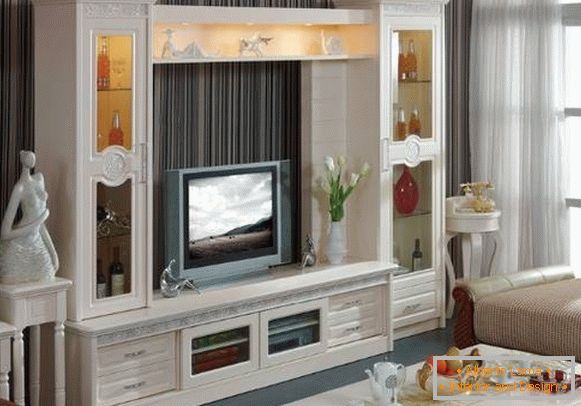 Interiorul livingului cu mobilier alb într-un stil clasic