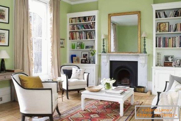 Interiorul verde al livingului cu mobilier alb