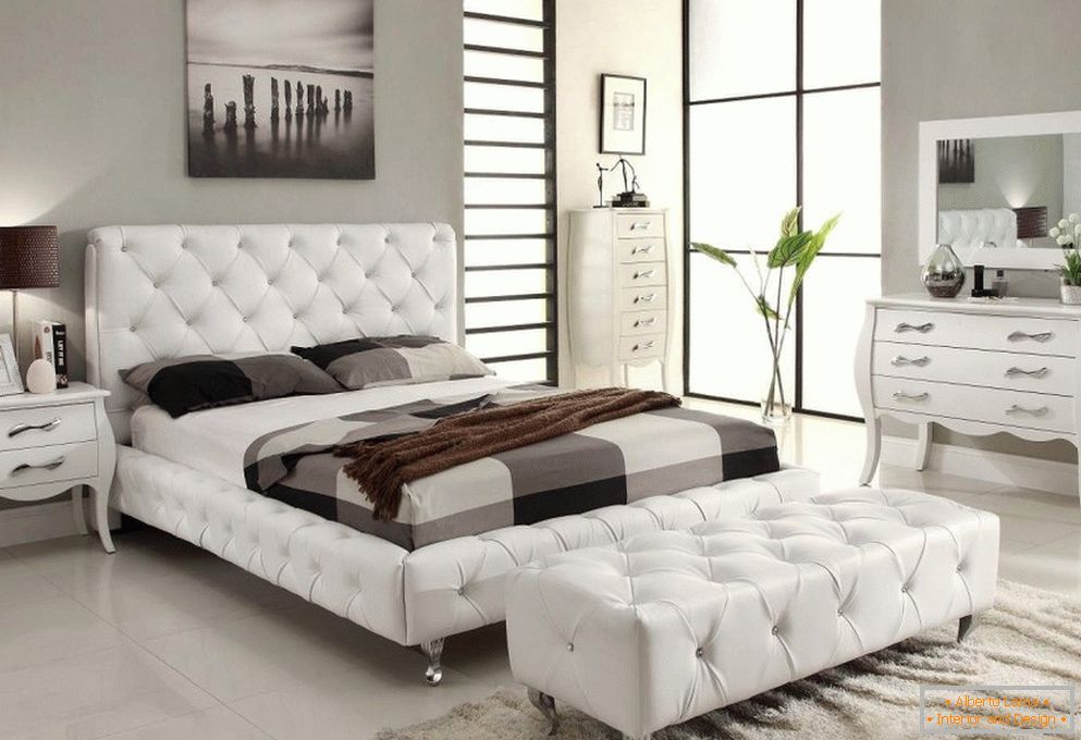 Dormitor interior cu mobilier alb