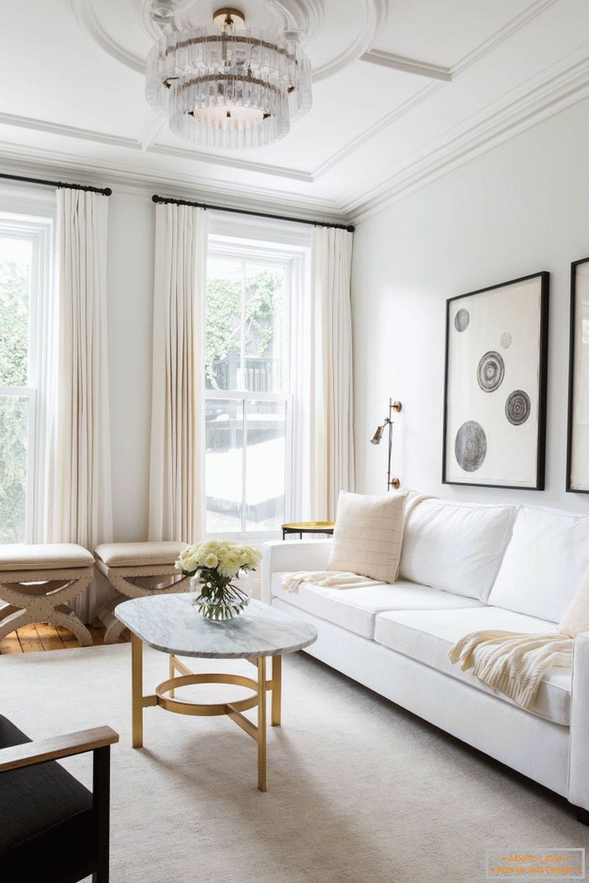 Camera de zi în stil clasic și culori albe