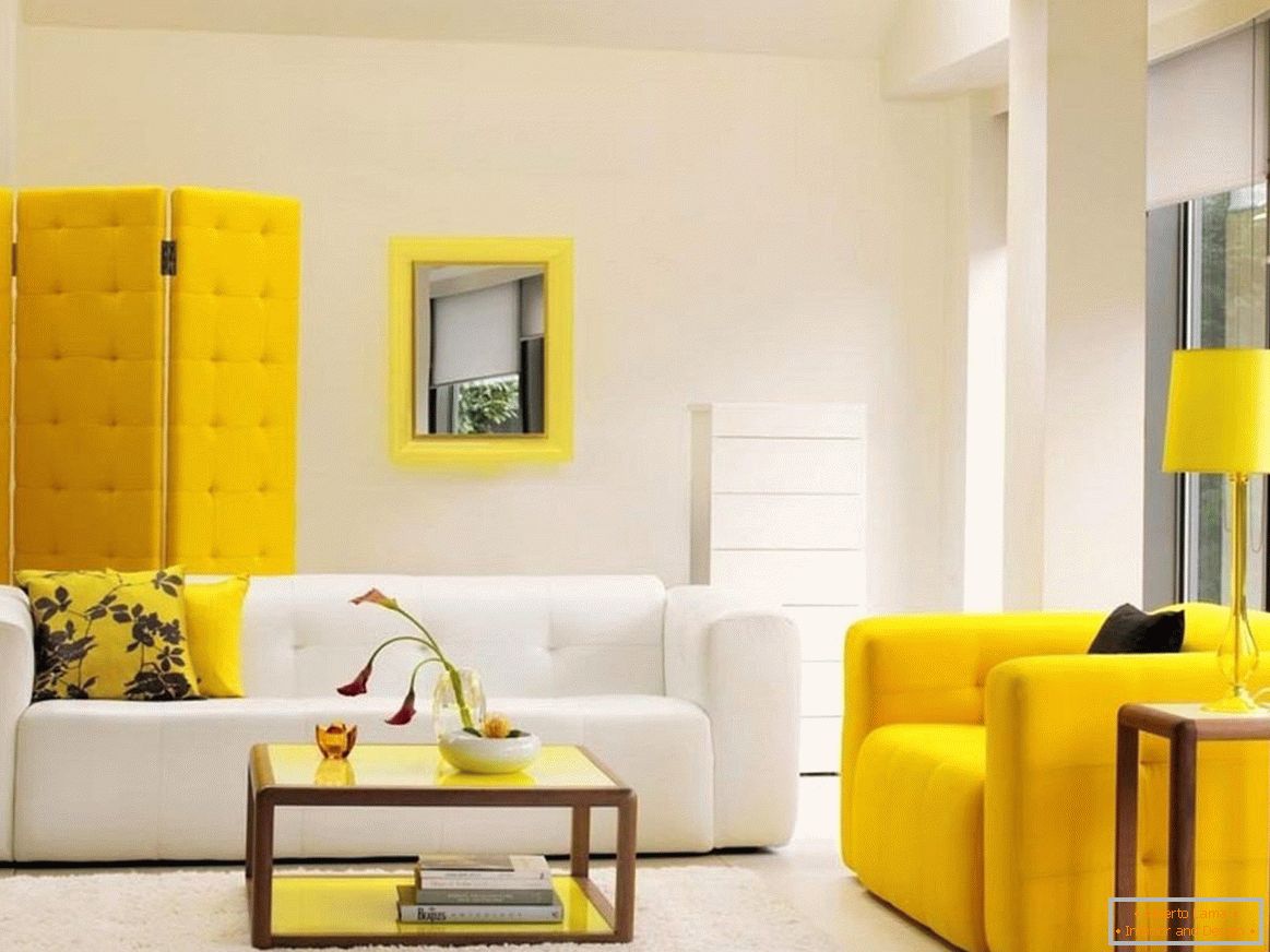 Combinația de mobilier alb și galben în interior