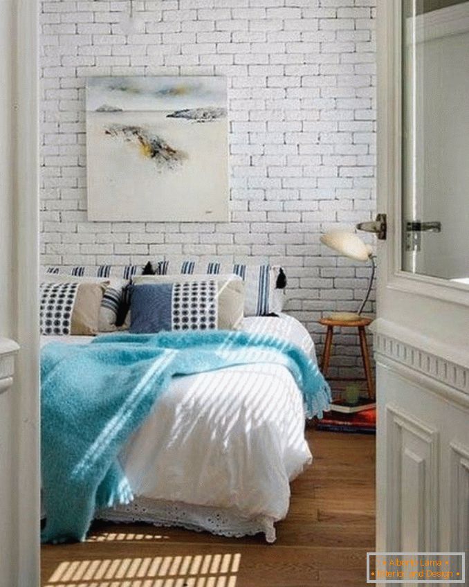 Tapet alb de cărămizi în interior спальне, фото 16