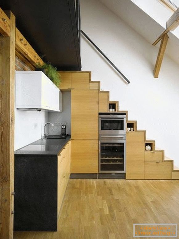 Bucătărie sub scări