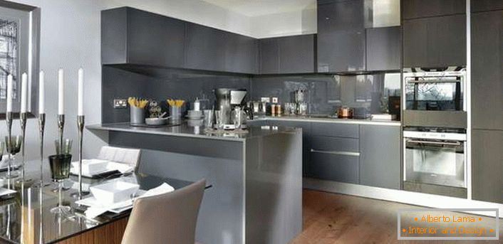 Stil minimalism în interiorul unei bucătării mari. Zona de lucru este gri.