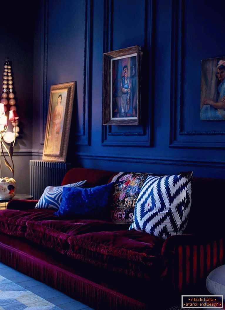 Canapea din lemn de burgundă pe fundal de ziduri de culoare albastru închis