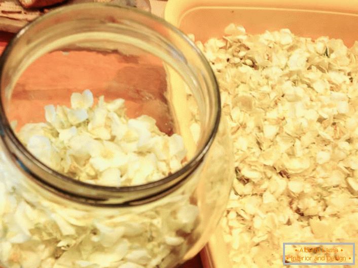 Pentru prepararea siropului de iasomie, colectăm doar petalele albe și, fără a le lăsa uscate, adăugăm straturile prin turnarea zahărului.