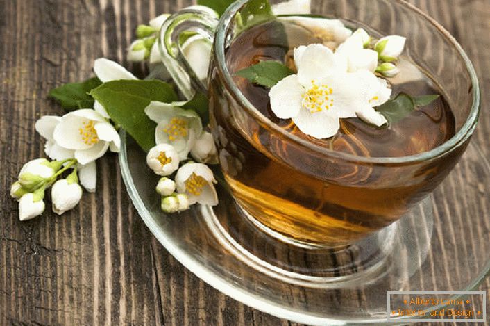 Istoria popularității ceaiului cu iasomie este asociată cu vindecătorii chinezi care au susținut că iasomia are proprietățile unui afrodiziac, ajutând femeile să devină de dorit. 