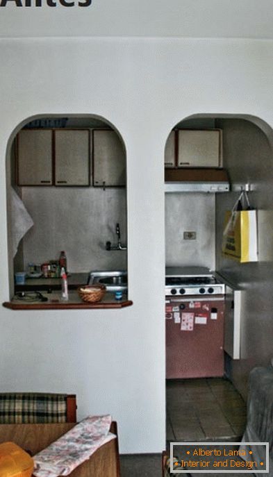 Bucătăria înainte de renovare este separată de camera de zi de un arc