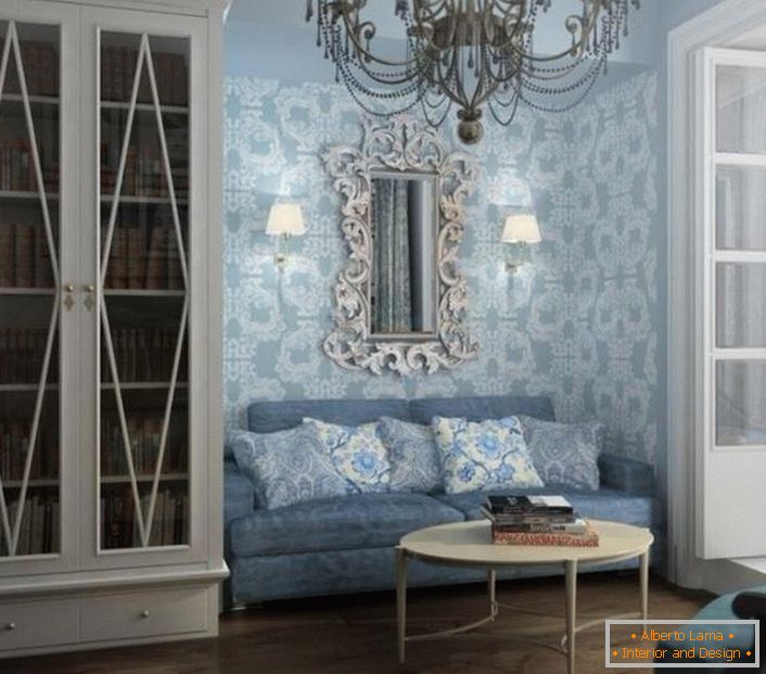 Camera de oaspeți în tonuri albastre. Decorarea pereților este aleasă în conformitate cu cerințele stilului baroc.