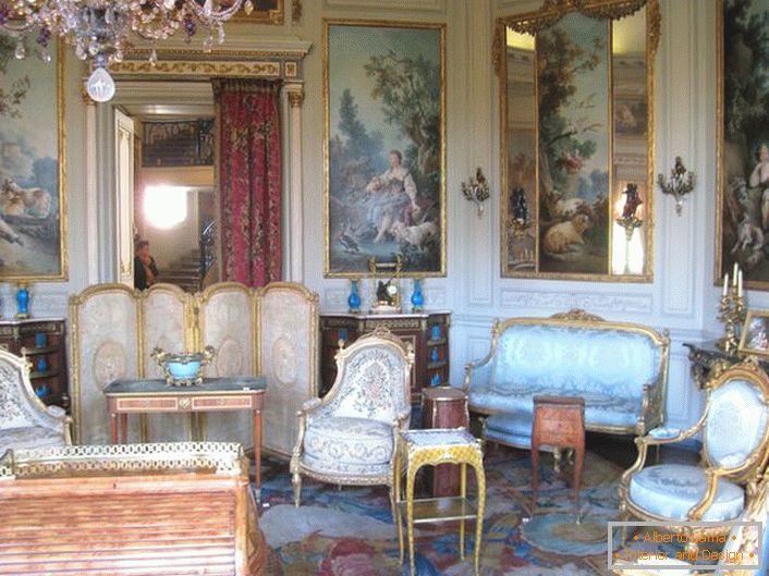 Tapete, imitând tablouri vechi, într-o cameră de oaspeți în stil baroc. 