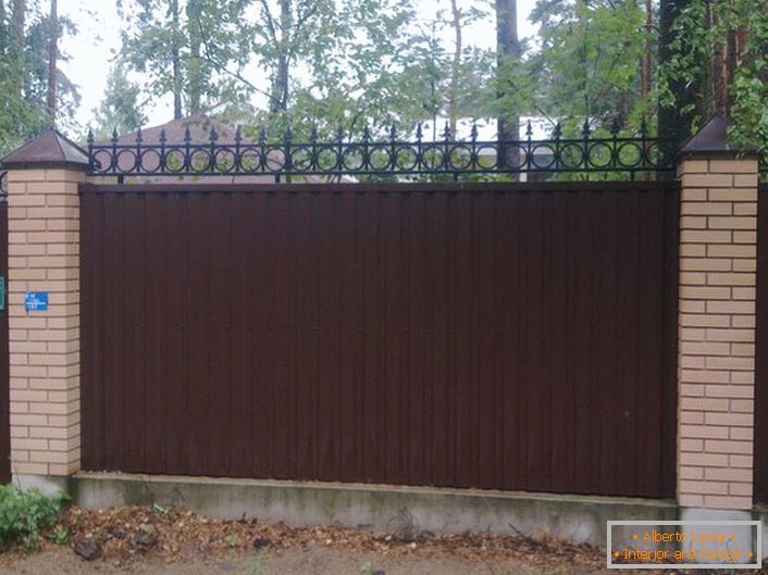 Gardul modular din tablă ondulată este decorat cu marginea decorativă, care îndeplinește și anumite funcții de securitate. 
