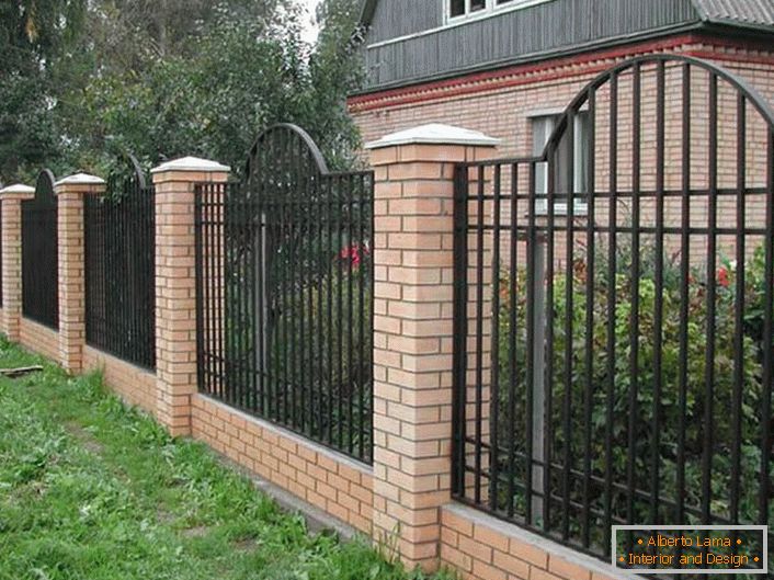 Un gard modular elegant pentru o vilă mică este considerat cea mai acceptabilă opțiune. 