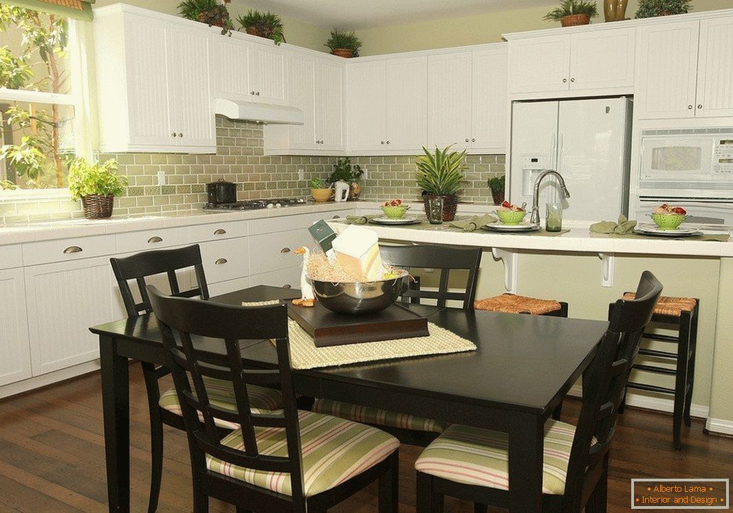 Tablă neagră cu scaune și mobilier alb în bucătărie