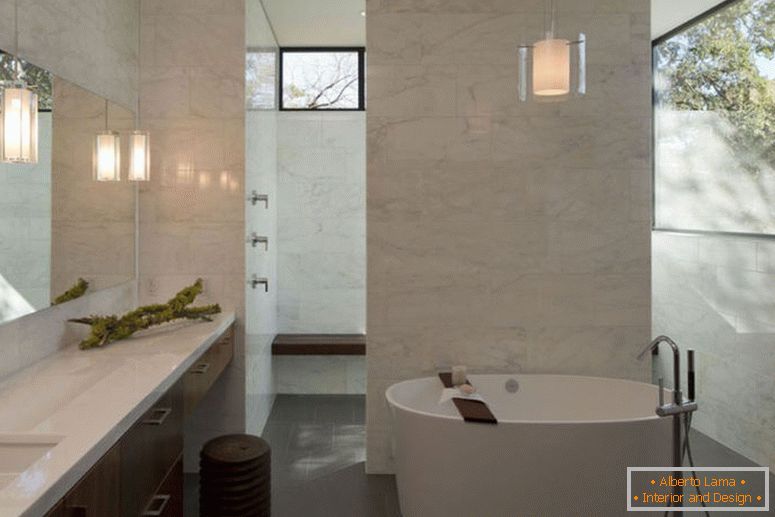 elegant-marmura-baie-pentru-privat-cer-aura cu baie folosind-rotund-alb-cada-pandantiv-lampă-mai sus, de asemenea, aproape-oglindă-ca-washingstand-lămpi-spațiu-
