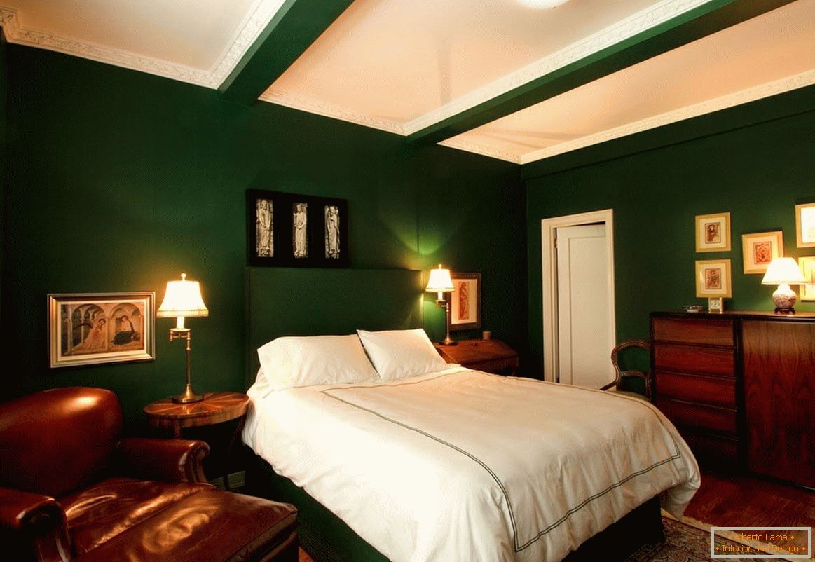 Alb, verde închis și lemn este o combinație ideală pentru un dormitor