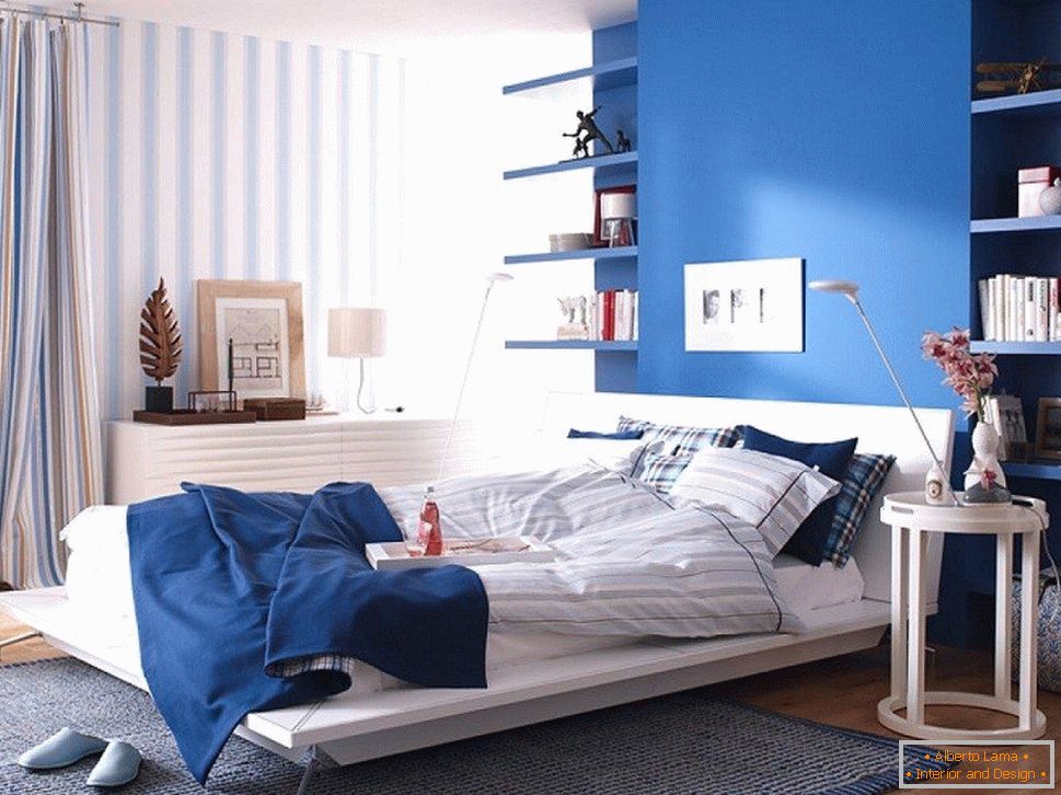 Zid albastru în dormitor, combinat cu tapet cu dungi