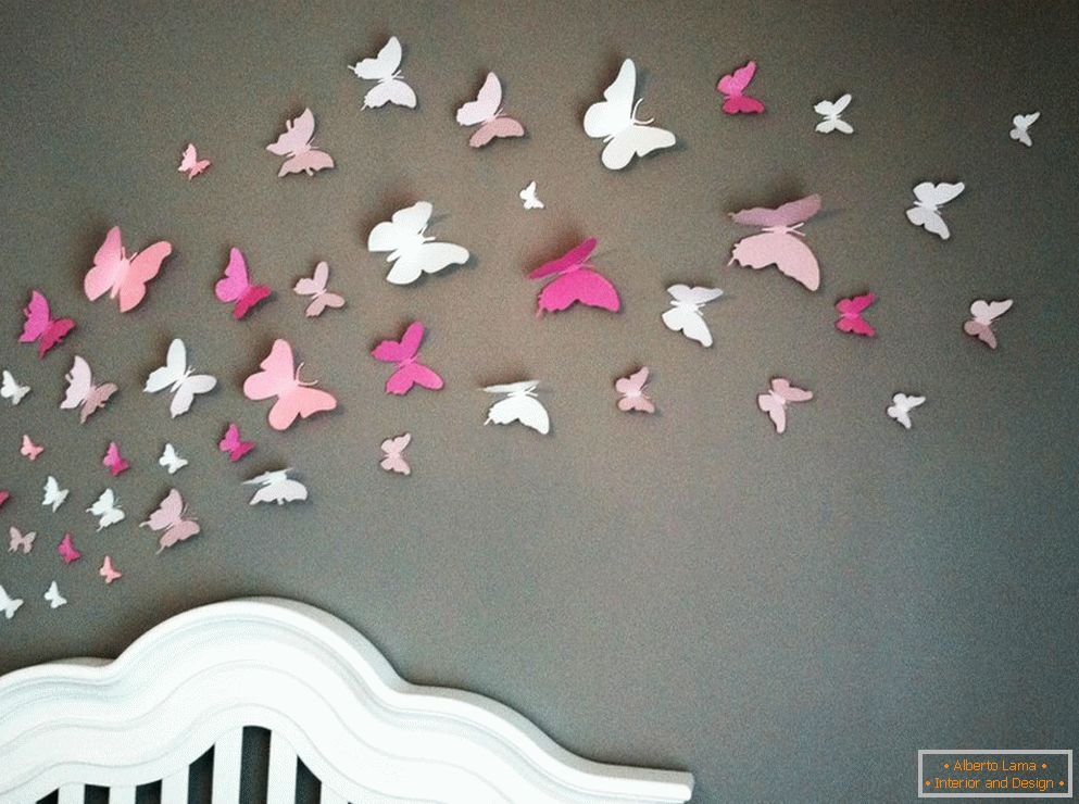 Fluturi din hârtie pe perete