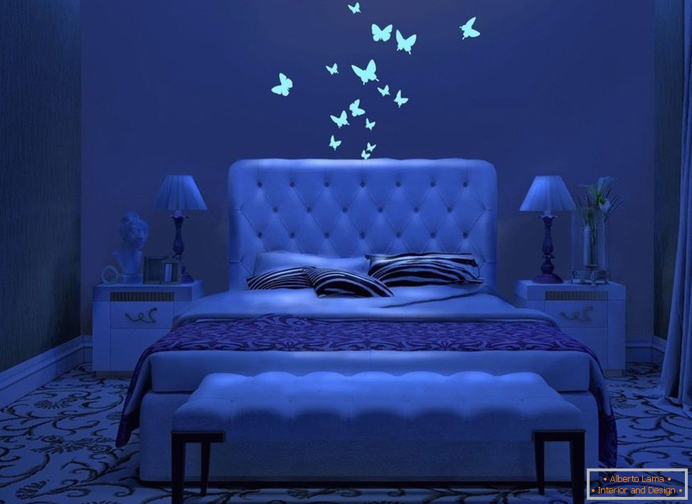 Strident fluturi în interiorul dormitorului