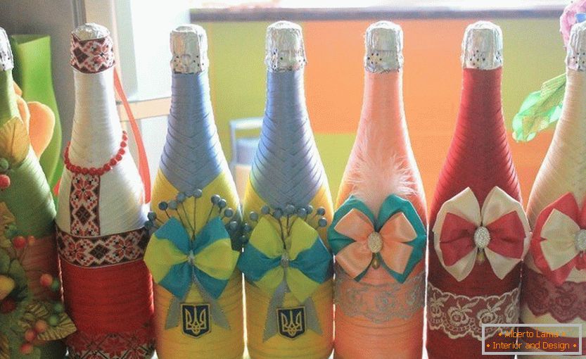 Șampanie în panglici multi-colorate