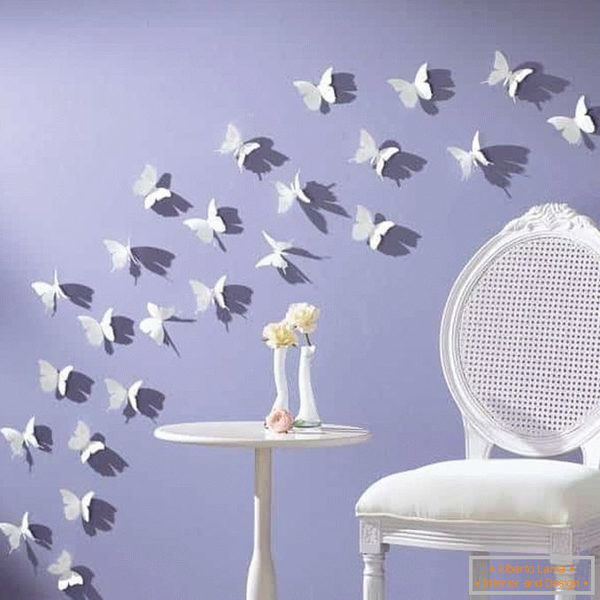 Fluturi albe pe perete