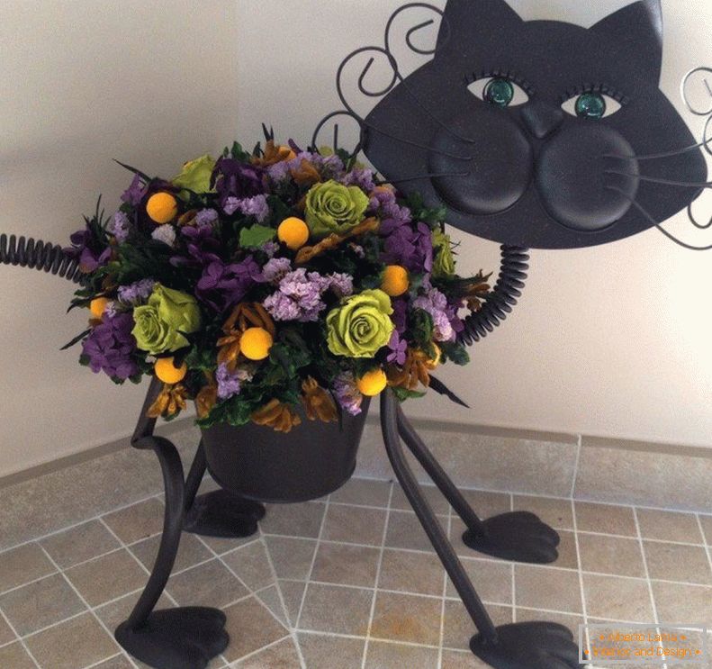 Pisica pentru flori