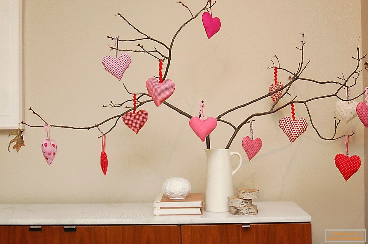 Ramuri de copaci decorate cu inimi din pâslă