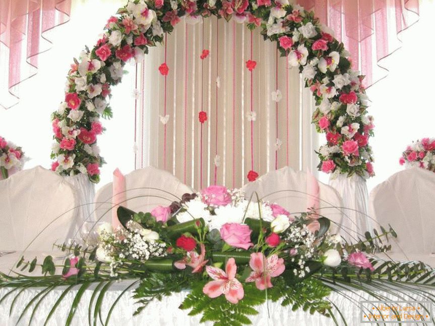 Arcul de flori de nunta