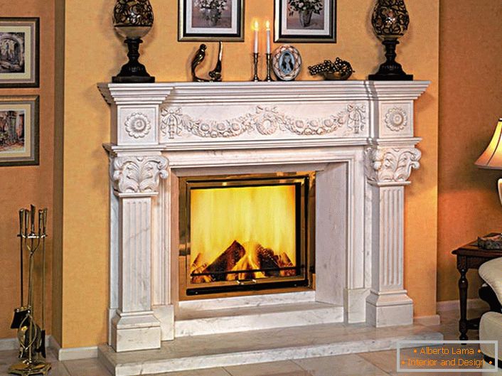 Un șemineu de gaz decorat în interiorul stilului Art Nouveau creează impresia de foc din lemn. 