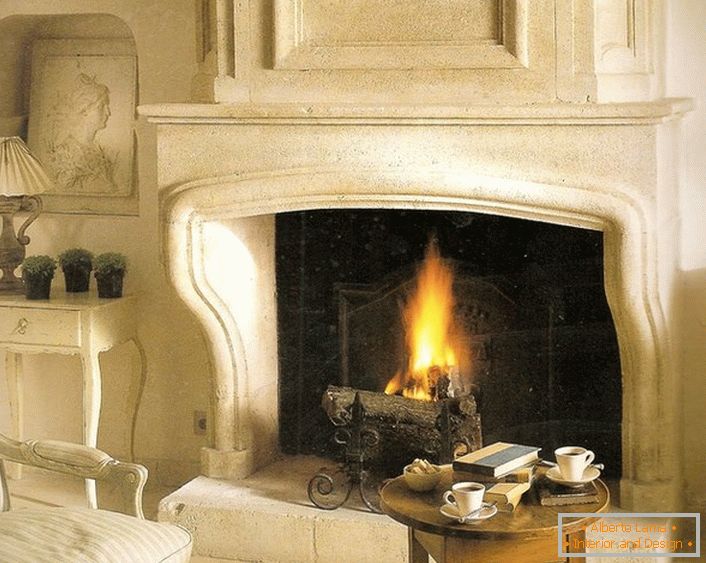 Un șemineu complet de gaz ca proiect de casă. Buștenii decorativi dau șemineului autenticitatea unui foc viu din lemn de foc.