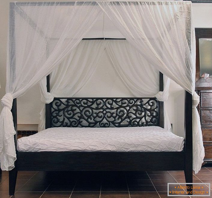 Dormitorul în stil Art Nouveau este atractiv datorită organizării corespunzătoare a patului. Pentru coaserea în baldachin a fost utilizată o țesătură naturală ușoară.