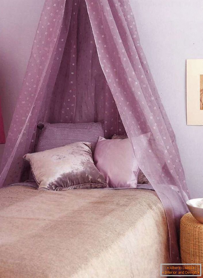 Lumina, baldachinul de aer din culoarea purpurie luminoasă face situația în cameră romantică și relaxată.
