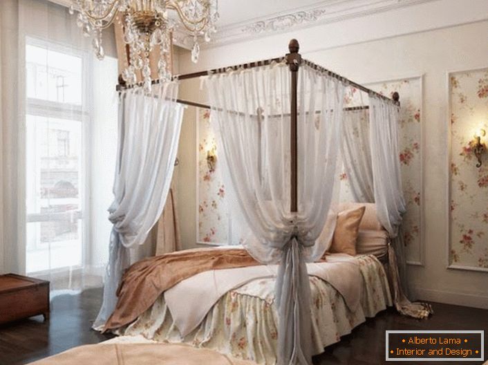 Dormitorul în stil baroc este decorat cu un baldachin elegant, care face restul chiar mai relaxant. 