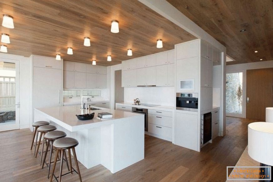 Bucătărie spațioasă cu tavan din lemn