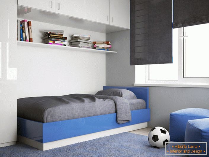 Camera pentru copii a unui băiat adolescent este proiectată în conformitate cu cerințele minimalismului. 