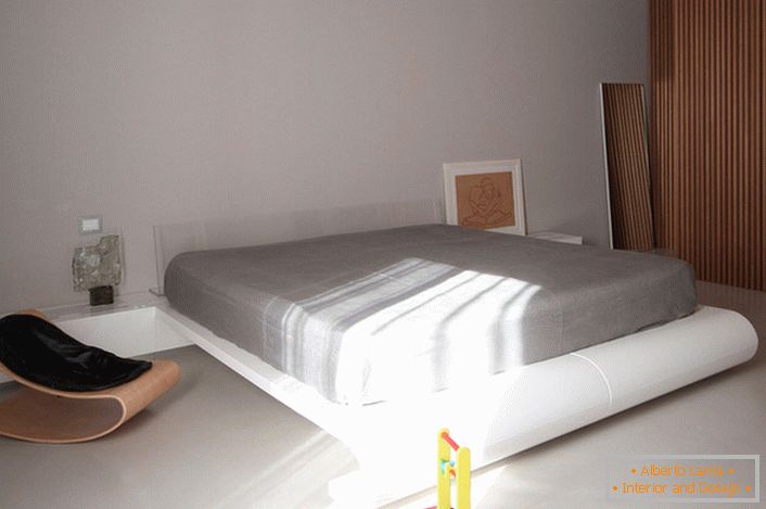 O cameră de copii în stilul minimalismului cu un pat mare este o soluție interesantă pentru o familie cu doi copii.