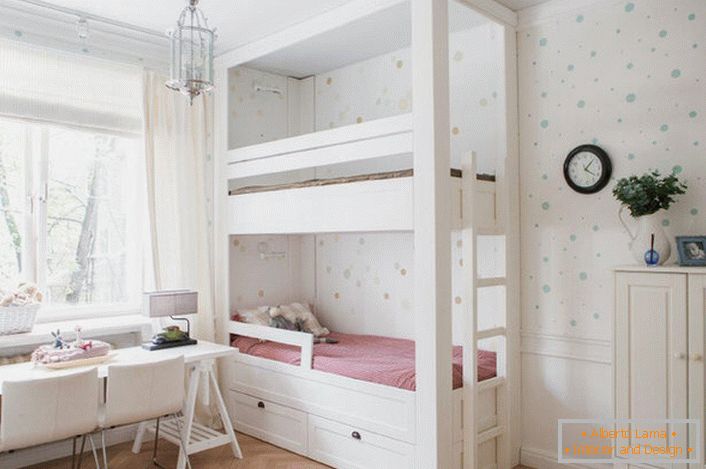 Designul delicat, confortabil al unei camere pentru copii în stilul minimalismului este un interesant laconism, forme de reținere. 
