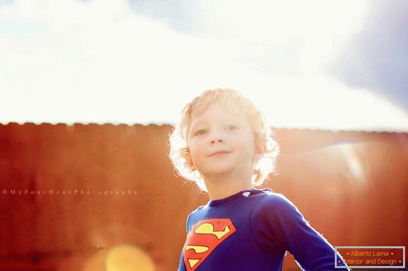 Băiat într-un costum superman