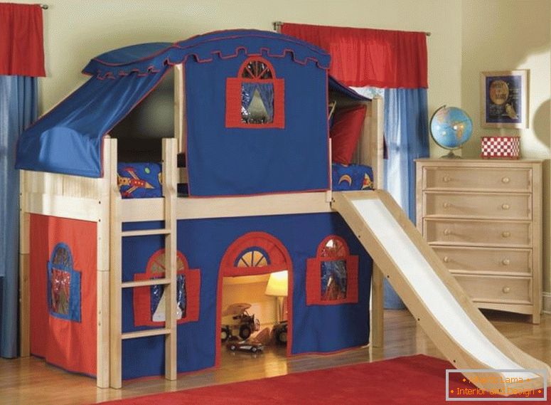 minunat-cool-kid-paturi cu-crem-lemn-pat supraetajat-cort-fi-echipate rosu-albastru-tesatura-cort-on-the-paturi și-luminos-brun-lemn-dulap-5- sertar-aproape-window-si-rosu-fur-covoare-sus-lemn-podea, cu-copii-b