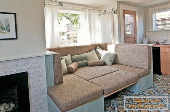 Canapea în bucătărie cu pat în formă desfăcută