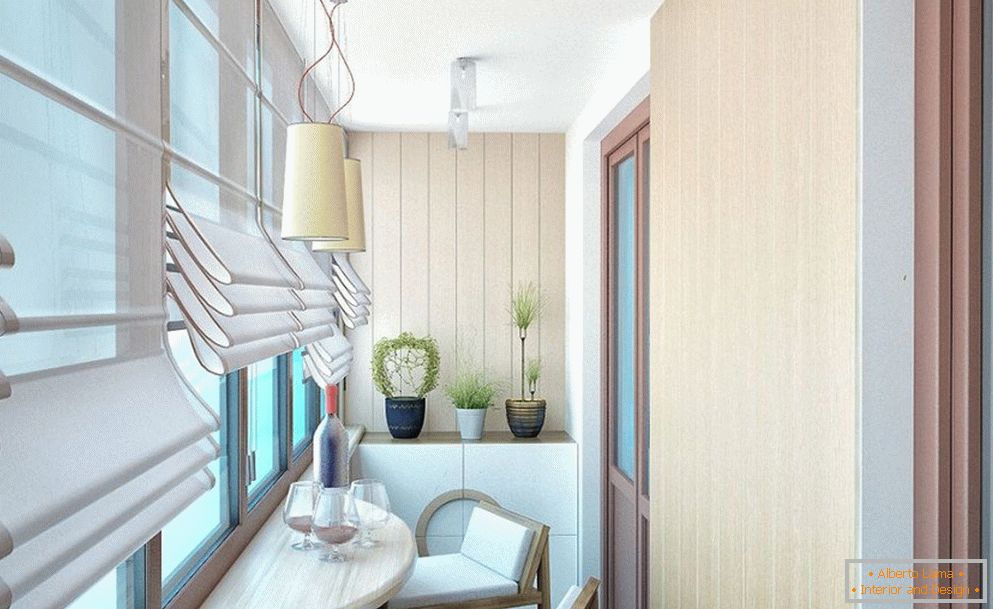 Design frumos de balcon într-o casă de panouri