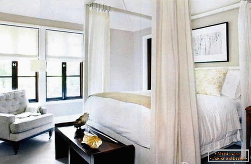 Dormitor alb clasic cu pat cu baldachin