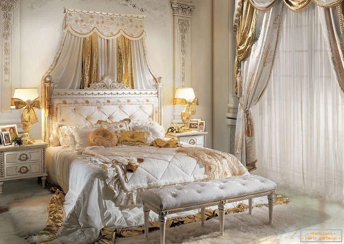 Pat într-un dormitor clasic alb și un perete decorat cu stuc