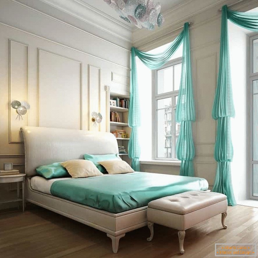 Interiorul alb al unui dormitor clasic poate fi diluat cu lenjerie de pat colorată și perdele