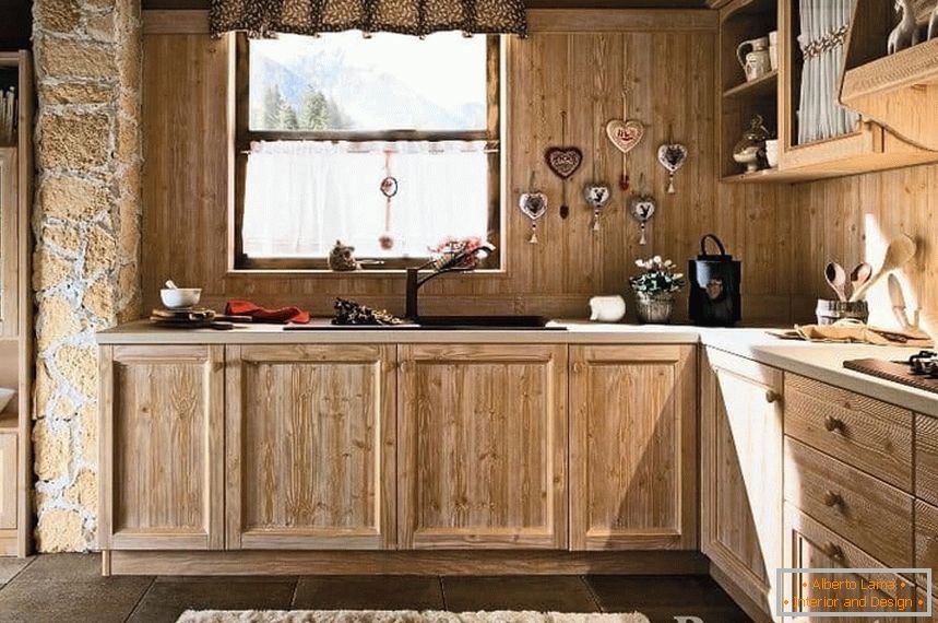 Bucătărie în stil ecologic cu șorț de lemn
