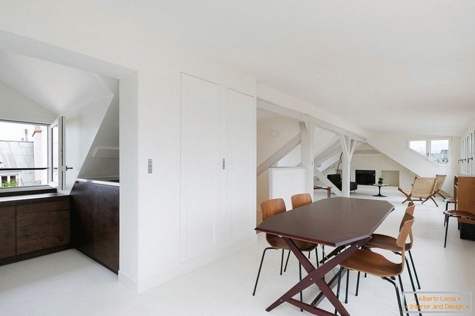 Apartament pe două nivele în stil minimalist