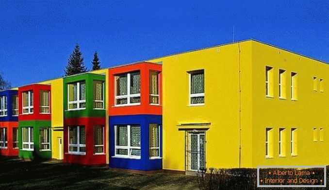 Soluție de culoare a fațadei unei case particulare фото