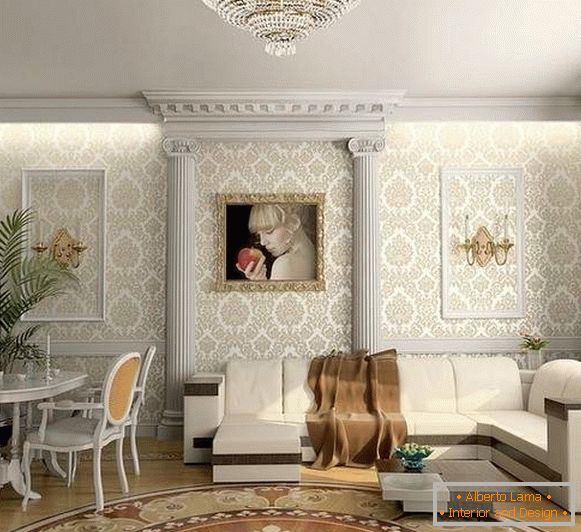 Designul clasic al livingului într-o casă privată cu decor de stuc