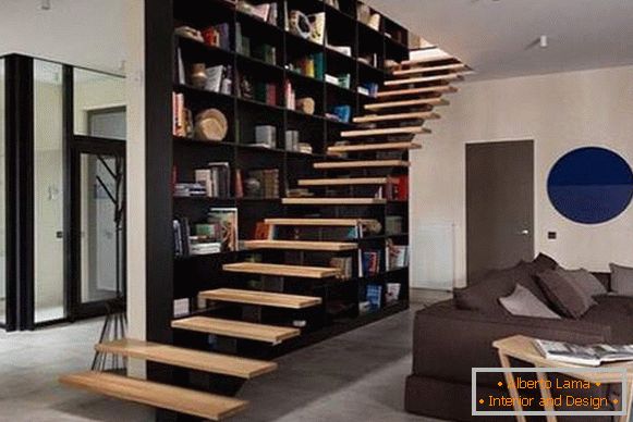 Design modern, cu o scară într-o casă privată