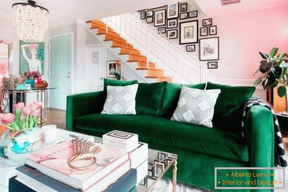 Design frumos al livingului într-o casă privată - fotografie interioară a sălii