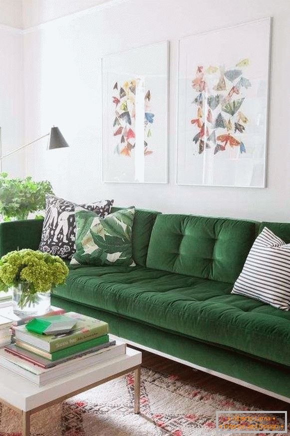 Canapea din catifea verde in interiorul livingului - fotografie